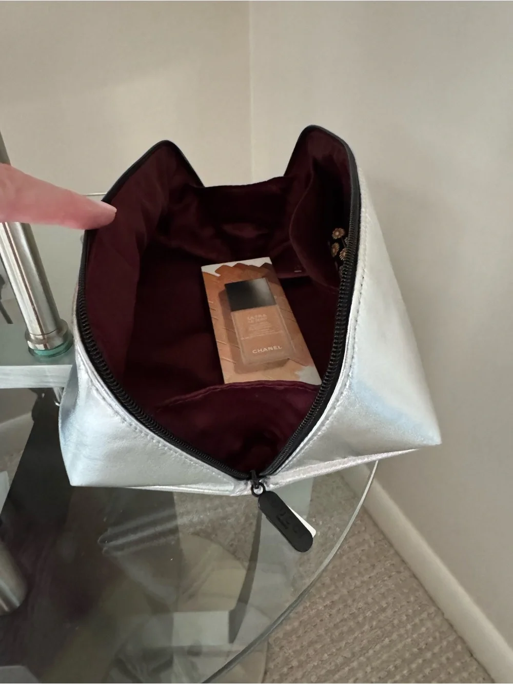 🩶GUCCI BEAUTY🩶Silver Metallic Cosmetic Pouch and beautiful lipstick #517